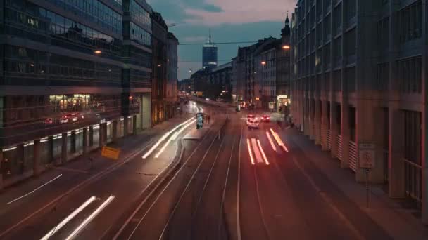 Tempistica del traffico notturno. La vita notturna nella grande città . — Video Stock