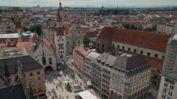 MUNICH, ALEMANHA - JULHO 03, 2019: Vista aérea da Timelapse do centro de Munique lotada de pessoas que visitam Marienplatz . — Vídeo de Stock