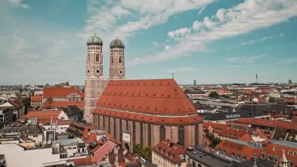 Mnichovské cityje pohled na kostel Panny Marie Frauenkirche a starého města. — Stock video