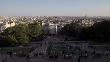 Güneşli bir akşamda Paris, Paris panoramik şehir manzarası. Fransa güzel binalarla dolu. Gerçek zamanlı atış. Şehir görünümü.