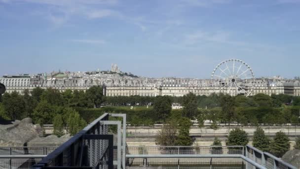 Güneşli bir günde Paris, Paris'teki Tuileries Garden'ın panoramik manzarası. Soldan sağa pan gerçek zamanlı çekim kurma. Şehir görünümü. — Stok video