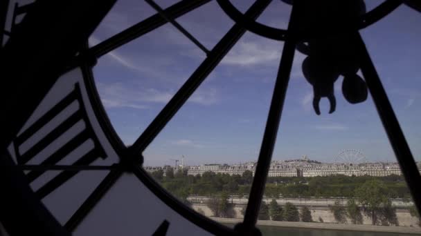 Paryż, Francja-Czerwiec 17 2019: od lewej do prawej Pan w czasie rzeczywistym średni strzał z zegara Musee Dorsay. — Wideo stockowe