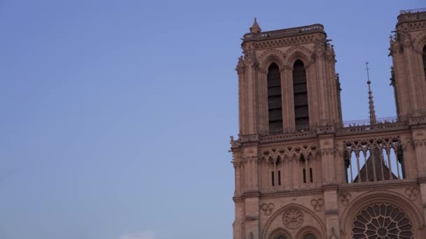 Plan moyen en temps réel de Notre Dame de Paris au coucher du soleil. Foules de touristes près de la cathédrale gothique Notre Dame de Paris . — Video