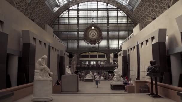 Paris, Frankrike-17 juni, 2019: real tid etablera skott av Musee Dorsay. Museet har den största samlingen av målningar av impressionisterna och post-Impressionister i världen. — Stockvideo