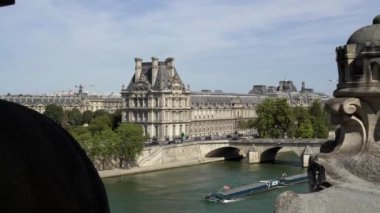 Güneşli bir günde Paris, Paris'te Louvre panoramik görünümü. Soldan sağa pan gerçek zamanlı çekim kurma. Şehir görünümü.