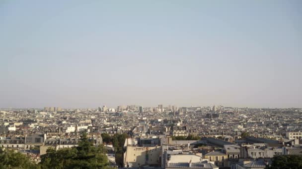 Güneşli bir akşamda Paris, Paris panoramik şehir manzarası. Fransa güzel binalarla dolu. Soldan sağa pan gerçek zamanlı çekim kurma. Şehir görünümü. — Stok video