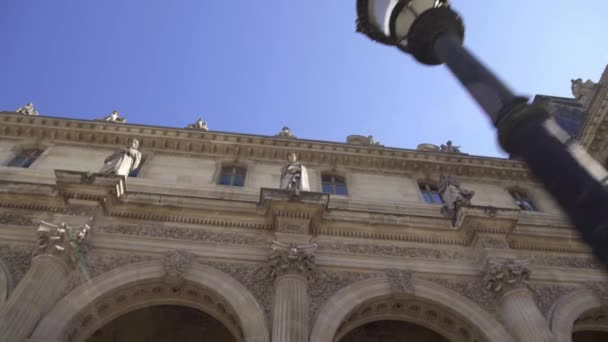 Lämnat till rätten panorerar realtid medlet skjutit av Louvren i Paris. — Stockvideo