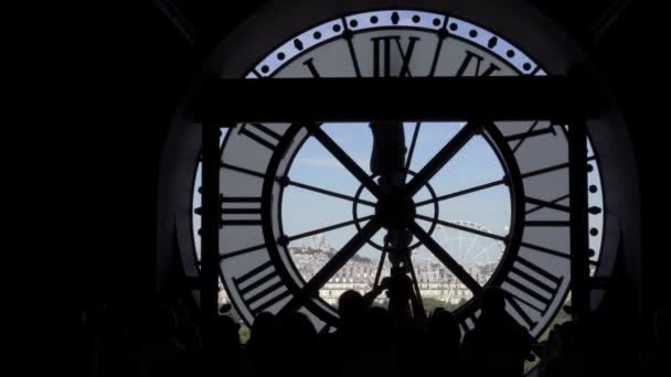 PARIS, FRANCE - June 17 2019: Left to right pan real time establishing shot of clock Musee Dorsay. — Stock Video