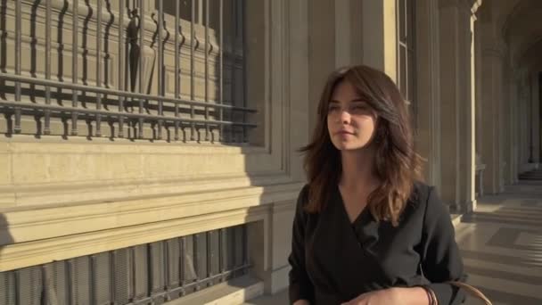 Paris, france, april 2019. zeitlupe einer frau in schwarzem kleid, die draußen im rastermuseum spaziert — Stockvideo