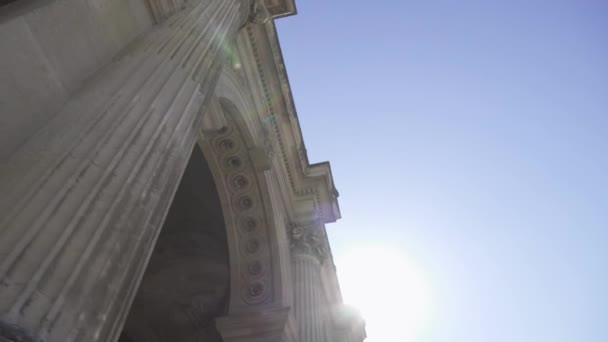 Vista media derecha a izquierda del Louvre en París . — Vídeo de stock