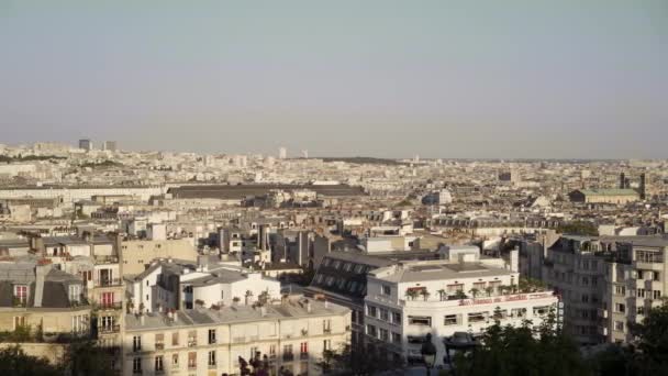 Panoramautsikt över Paris, Paris på en solig kväll. Frankrike är fullt av vackra byggnader. Vänster till höger panorera realtid etablera skott. Utsikt över staden. — Stockvideo