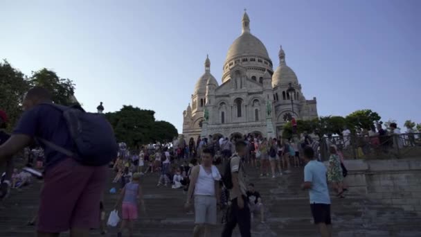 Parijs-juni 17 2019: links naar rechts pan real-time het vastleggen van de Sacre-Coeur basiliek. Tempel in Parijs. — Stockvideo