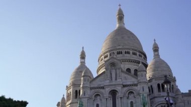 Paris - 17 Haziran 2019: Sacre-Coeur Bazilikası'nın soldan sağa gerçek zamanlı orta çekim. Paris Tapınağı.