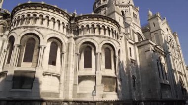 Sacre-Coeur Bazilikası sağdan sola gerçek zamanlı orta çekim. Paris Tapınağı.