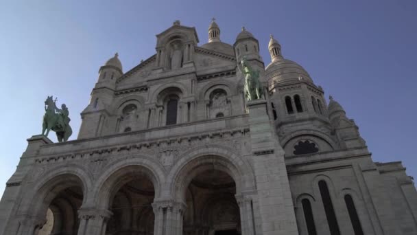 Da esquerda para a direita pan tempo real estabelecendo tiro da Basílica de Sacre-Coeur. Templo em Paris . — Vídeo de Stock