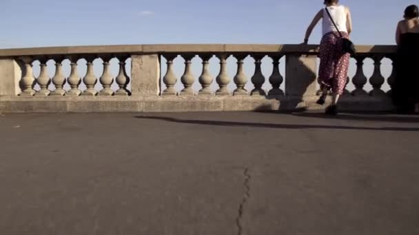Paříž-Červen 17 2019: panoramatický městský výhled na Paříž, Paříž za slunečného večera. Francie je plná krásných budov. Střela v reálném čase. Zobrazení město. — Stock video