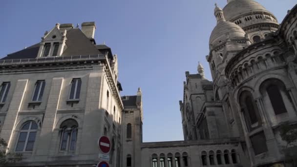 De izquierda a derecha panorámica en tiempo real plano medio de Sacre-Coeur Basilica. Templo en París . — Vídeo de stock