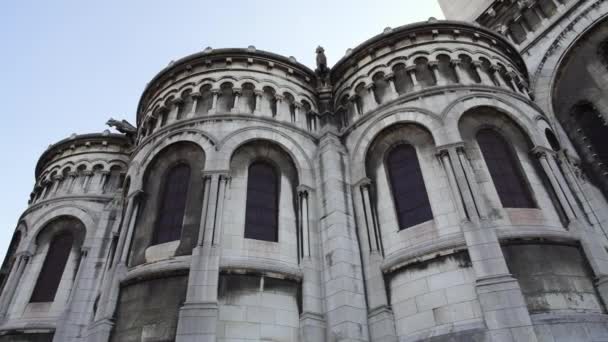 De izquierda a derecha panorámica en tiempo real plano medio de Sacre-Coeur Basilica. Templo en París . — Vídeo de stock