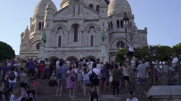 Parijs-juni 17 2019: links naar rechts pan real-time medium shot van de basiliek Sacre-Coeur. Tempel in Parijs. — Stockvideo