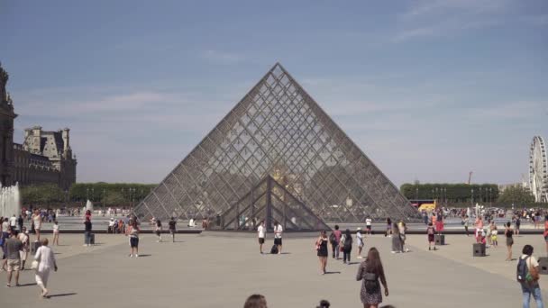 Παρίσι-Ιούνιος 17 2019: σε πραγματικό χρόνο η δημιουργία της shot των τουριστών βαδούν μπροστά από το Λούβρο. Το Μουσείο του Λούβρου είναι ένα από τα πιο επισκέψιμα μουσεία τέχνης στον κόσμο. — Αρχείο Βίντεο