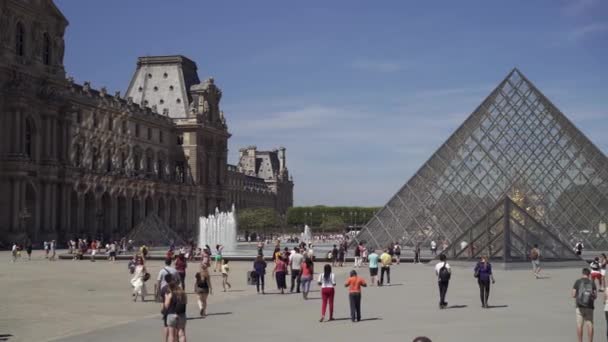 Париж-Червень 17 2019: реального часу створення пострілу туристи ходять перед Лувром. Лувр є одним з найбільш відвідуваних художній музей у світі. — стокове відео