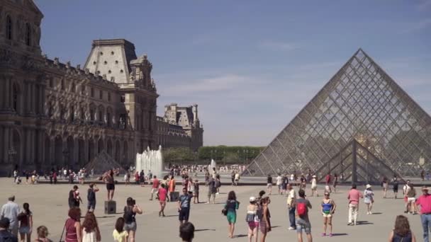 PARIS - 17 Juni 2019: Real time menetapkan tembakan Turis berjalan di depan Louvre. Museum Louvre adalah salah satu museum seni yang paling banyak dikunjungi di dunia . — Stok Video