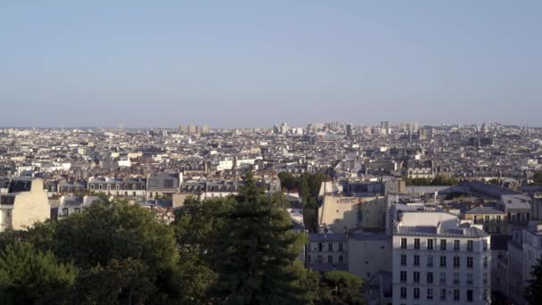 Vista panorâmica da cidade de Paris, Paris em uma noite ensolarada. A França está cheia de belos edifícios. Da esquerda para a direita pan tempo real estabelecer tiro. Vista da cidade . — Vídeo de Stock