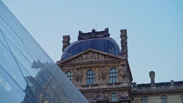 Parijs, Frankrijk april 2019 pan shot van buitenkant van het Louvre Museum dak — Stockvideo