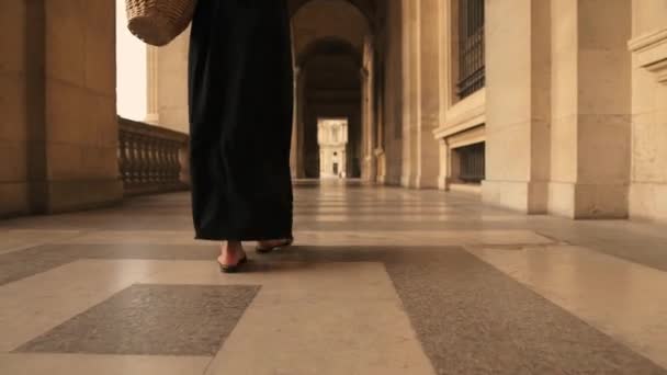 Zeitlupe niedriger Winkel der Frauenfüße im Freien Paris — Stockvideo