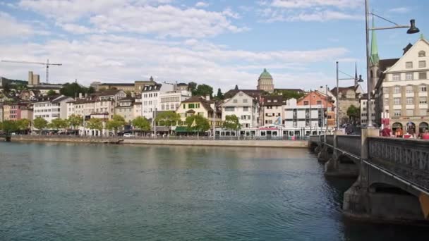 ZURICH, SWITZERLAND - APRIL 2019: Pan shot of Zurich old town center and Limmat in spring time — Stock Video