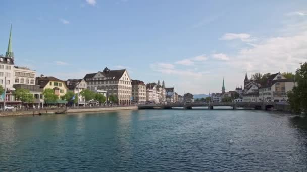 Zürich, Schweiz-april 2019: panorera skjutit av Zurich centrerar och limmat i fjädra tid — Stockvideo