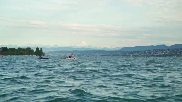 Barcos no Lago Zurique, Alpes e casas no fundo. Lago Zurique é um lago na Suíça — Vídeo de Stock