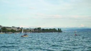 Zürih Gölü, Alpler ve arka planda evler tekneler. Zürih Gölü İsviçre'de bir göl