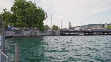Zürih, İsviçre - Nisan 2019: İlkbaharda Quaibrucke köprüsü ve Zürih manzarasıpan çekimi