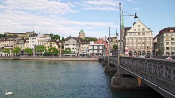 Zürich, Schweiz-april 2019: Gimbal sköt av den Zurich gammala townen centrerar och limmat i fjädra tid — Stockvideo