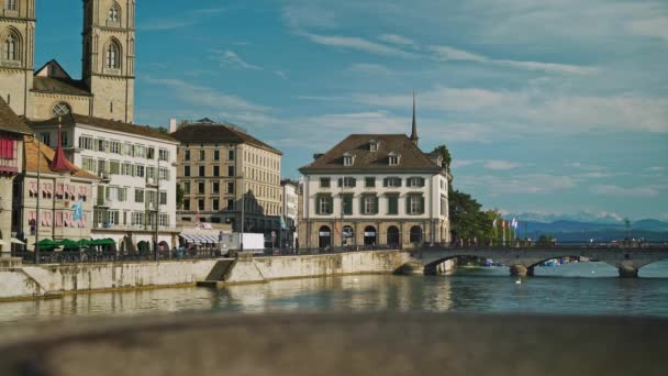 Zürich, Zwitserland-april 2019: Gimbal shot van het historische centrum van Zürich met brug en bergen — Stockvideo