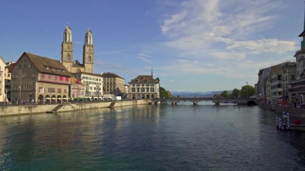 Zürich, Schweiz-april 2019: Gimbal sköt av historiska Zurich staden centrerar med den Grossmunster kyrkan, den limmat floden och Zurich laken — Stockvideo