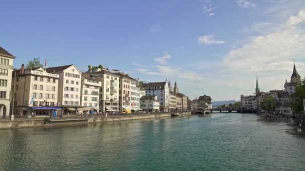 ZURICH, SWITZERLAND - APRIL 2019: Pan shot of Zurich center and Limmat in spring time — Stock Video