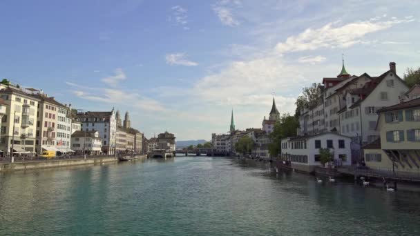 Zürich, Schweiz-april 2019: panorera skjutit av Zurich centrerar och limmat i fjädra tid — Stockvideo