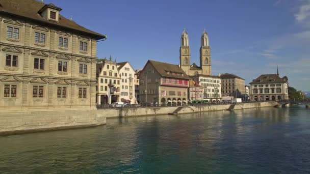 ZURICH, SUIZA - ABRIL 2019: Vista panorámica del centro histórico de Zúrich con la iglesia de Grossmunster, el río Limmat y el lago Zurich — Vídeo de stock