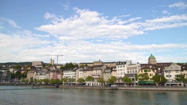 Цюрих, Швейцарія-Квітень 2019: Pan постріл центр Старого міста Цюріха і Ліммат в весняний час на Денне світло — стокове відео