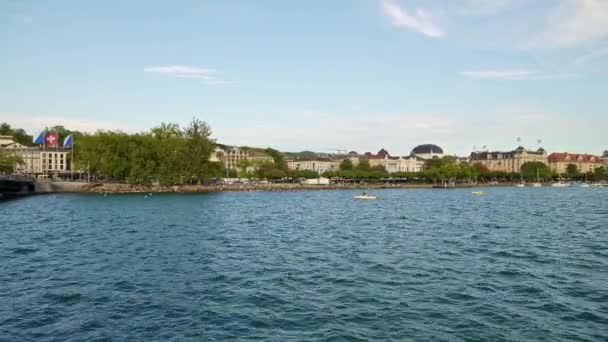 ZURICH, SUIZA - ABRIL 2019: Pan shot of Zurich lake with boats in spring time at daylight — Vídeo de stock