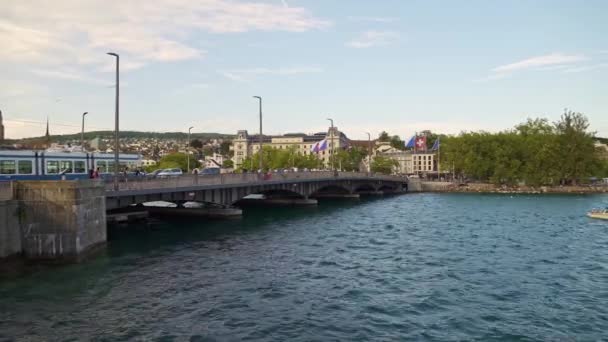 ZURICH, SUIZA - ABRIL 2019: Vista panorámica del puente Quaibrucke y de Zurich en primavera — Vídeo de stock