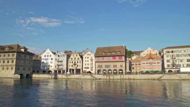 ZURICH, SUÍÇA - ABRIL 2019: Pan tiro do centro histórico da cidade de Zurique com a Igreja Grossmunster, rio Limmat e lago Zurique — Vídeo de Stock