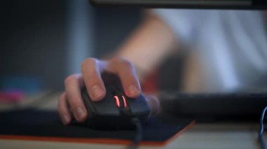 Dijital fareyi tıklayan ve bilgisayar da çalışan bir adam. Yaratıcı iş yapma kavramı. 