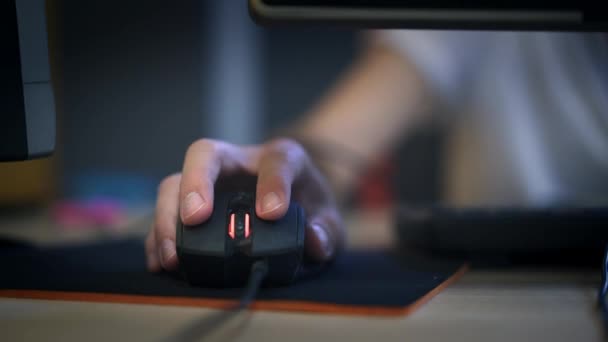 En man klickar på digital mus och arbetar på datorn. Konceptet att göra kreativa jobb. — Stockvideo