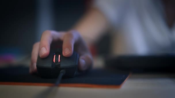 Un hombre haciendo clic en el ratón digital y trabajando en la computadora. El concepto de hacer trabajo creativo . — Vídeos de Stock