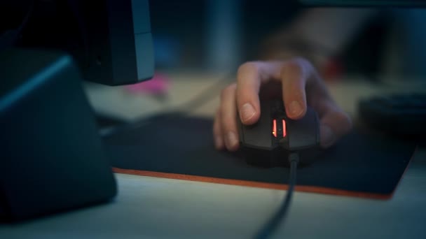 Ein Mann, der digitale Maus klickt und am Computer arbeitet. das Konzept, kreative Arbeit zu leisten. — Stockvideo