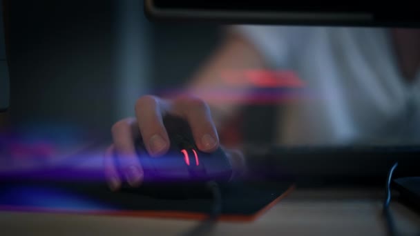 Чоловік клацає цифровою мишкою і працює на комп'ютері. Концепція творчої роботи . — стокове відео