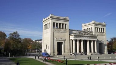 Münih, Almanya - 27 Kasım 2019: Soldan sağa pan gerçek zamanlı Konigsplatz propylaea çekim kurma, Münih, Almanya.
